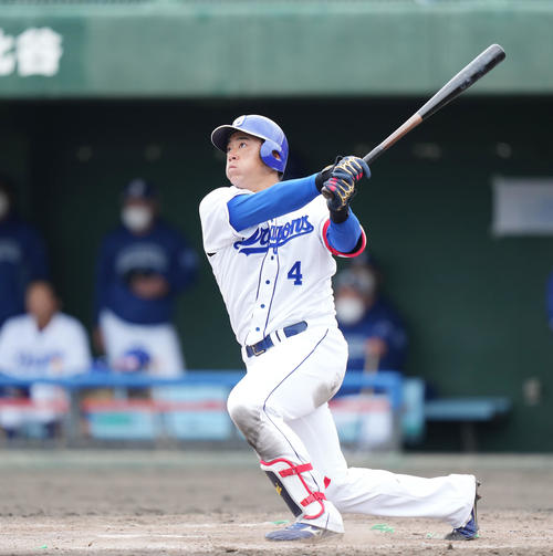 中日対日本ハム　5回裏中日1死一塁、左越え2点本塁打を放つ鵜飼（撮影・鈴木みどり）
