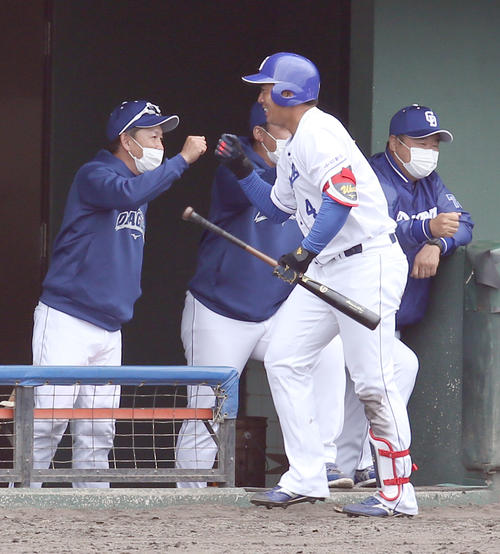 中日対日本ハム　5回裏中日1死一塁、鵜飼は左越え2点本塁打を放ち立浪監督（左）に出迎えられる（撮影・佐藤翔太）