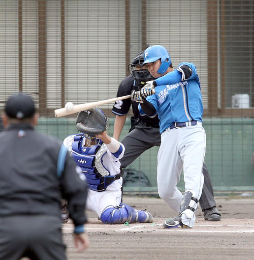 中日対日本ハム　6回表日本ハム無死一塁、郡は左越え2点本塁打を放つ（撮影・佐藤翔太）