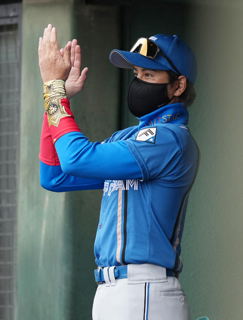 中日対日本ハム　6回表日本ハム無死一塁、二盗した代走五十幡に拍手を送る新庄監督（撮影・鈴木みどり）