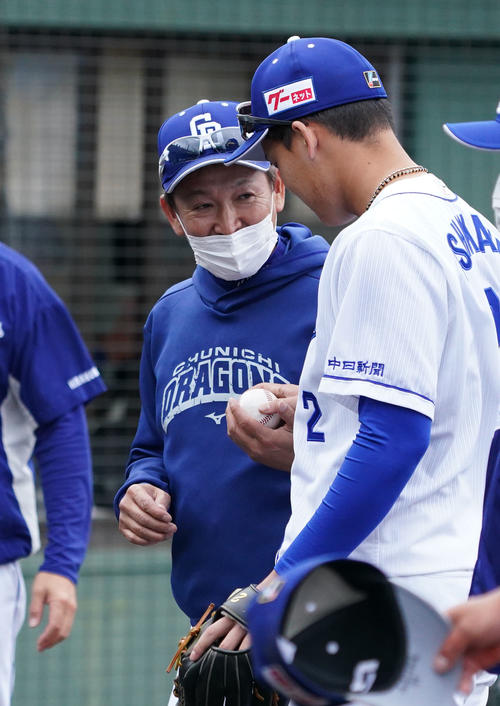 練習試合中日対日本ハム　試合終了、石川昂から勝利球を受け取る立浪監督（撮影・森本幸一）