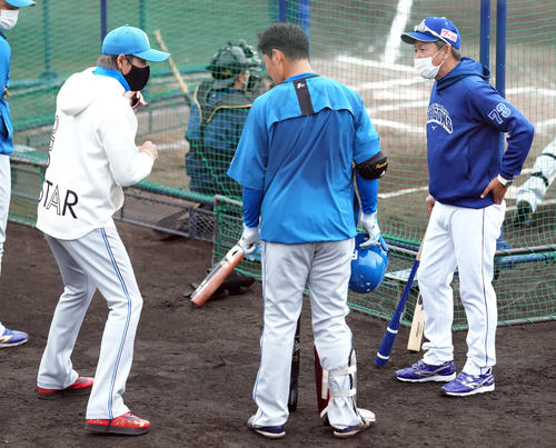 練習試合前、中日立浪監督（右）と日本ハム新庄監督（左）から打撃指導を受ける清宮（撮影・鈴木みどり）