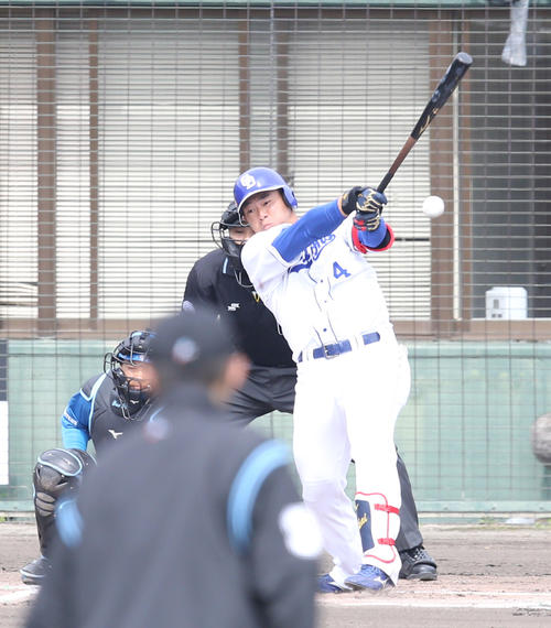 中日対日本ハム　1回表中日2死、鵜飼は左前打を放つ（撮影・佐藤翔太）