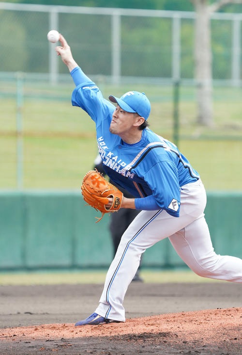 練習試合中日対日本ハム　1回裏、登板する日本ハム先発の西村（撮影・森本幸一）