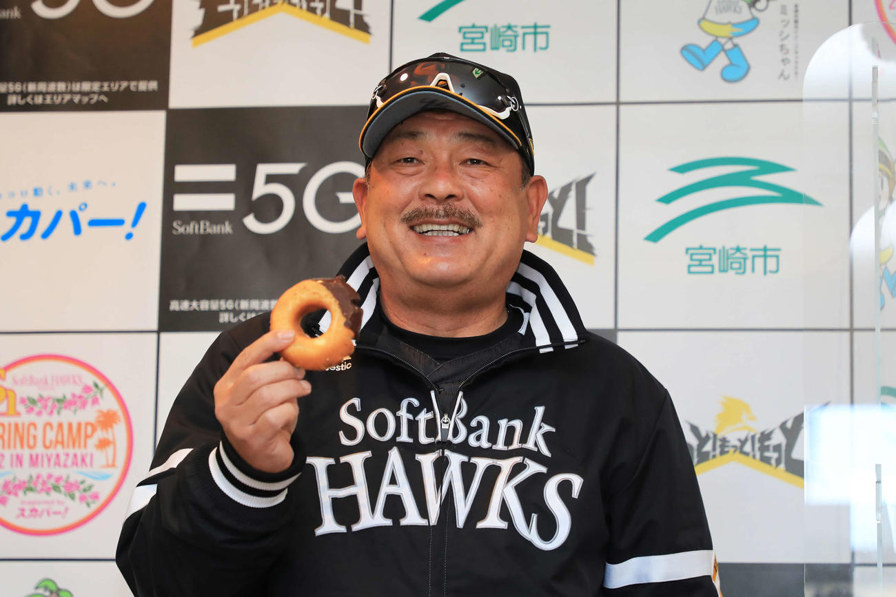 好物のチョコファッションを手に笑顔を見せるソフトバンク藤本監督（球団提供）