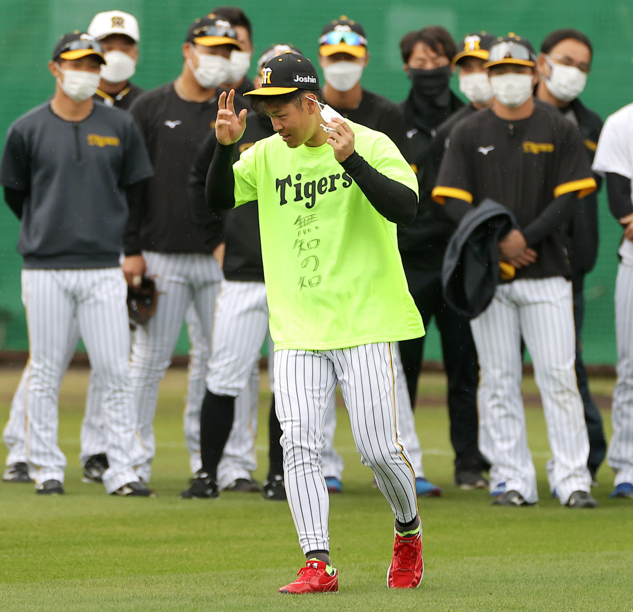ワンデーキャプテンの佐藤輝（撮影・上山淳一）