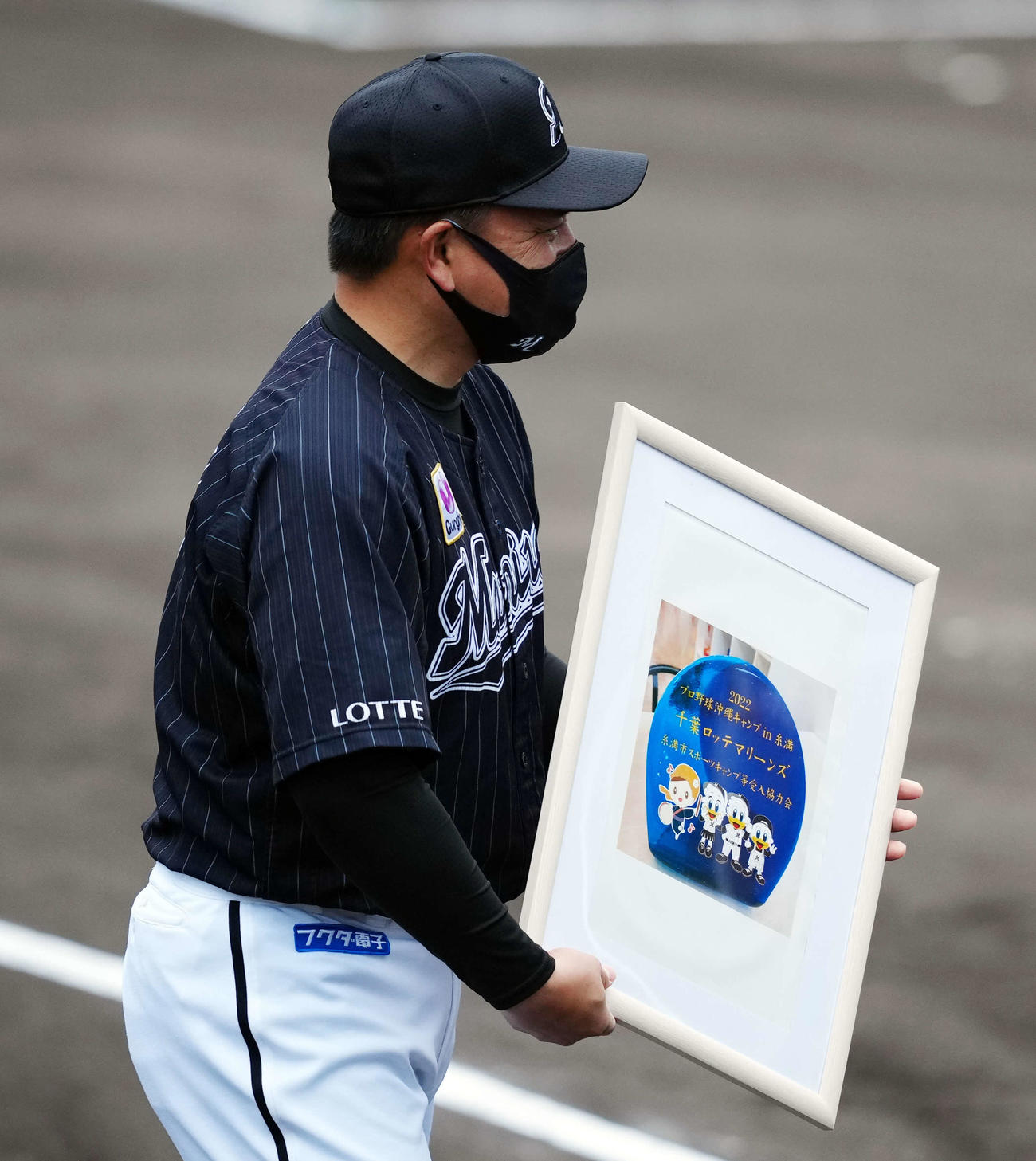 2次キャンプが行われる沖縄・糸満市西崎球場での歓迎セレモニーに臨むロッテ井口監督（撮影・江口和貴）