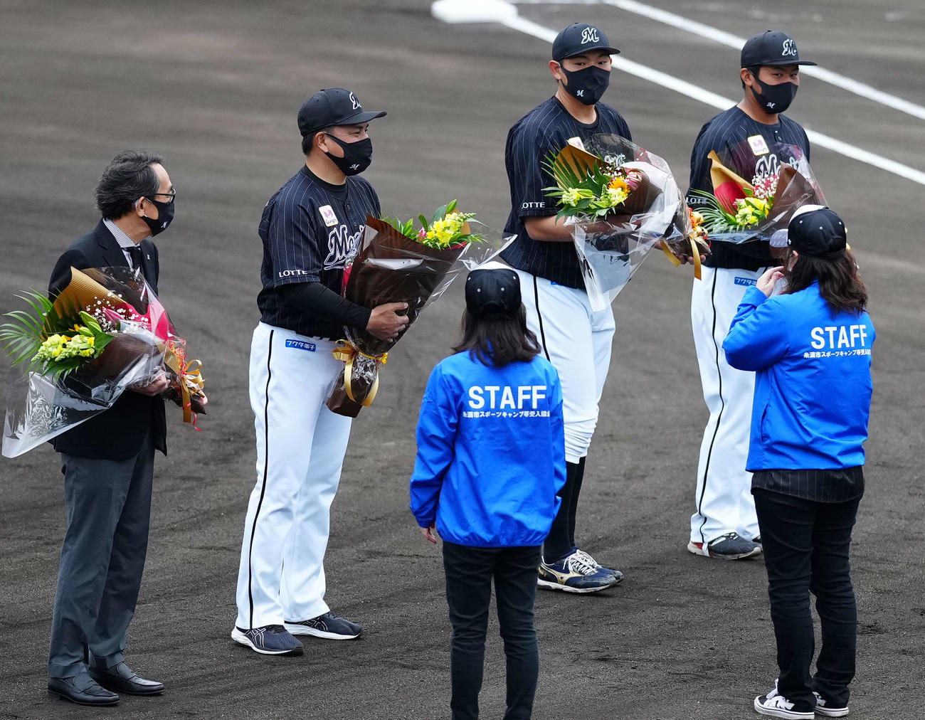 2次キャンプが行われる沖縄・糸満市西崎球場での歓迎セレモニーに臨むロッテ井口監督（左から2人目）ら。左から河合オーナー代行兼球団社長、1人おいて安田、松川（撮影・江口和貴）