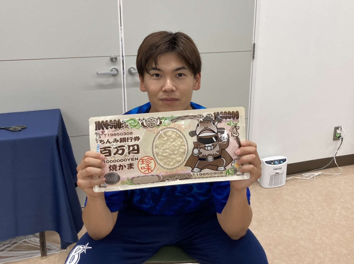 お菓子を手にポーズを決めるDeNA坂本