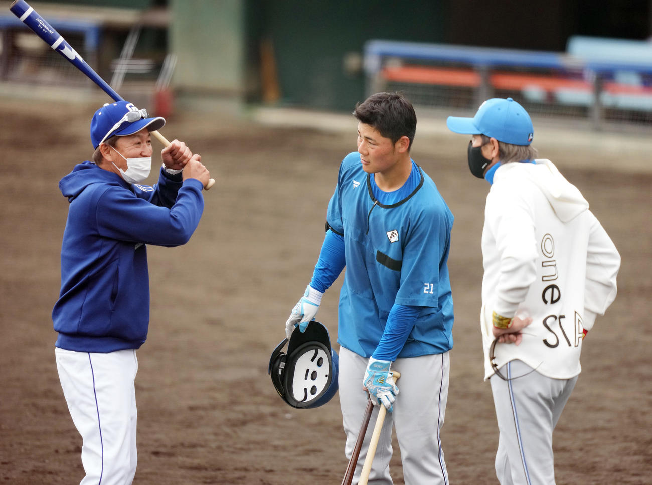 練習試合前、中日立浪監督（左）と日本ハム新庄監督（右）から打撃指導を受ける清宮（撮影・鈴木みどり）