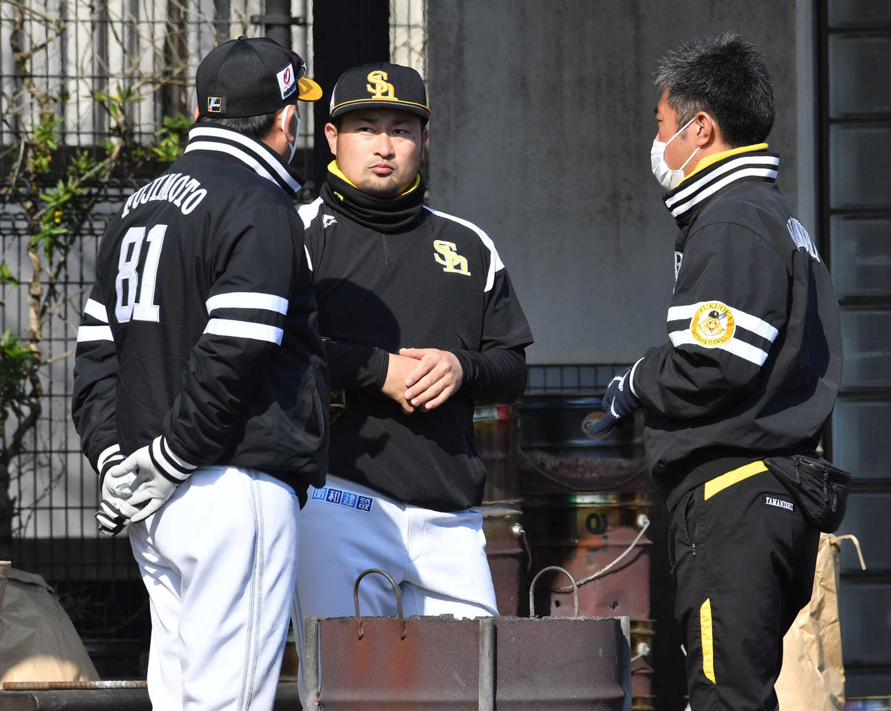 キャッチボールを終えて藤本監督（左）と話す森（撮影・岩下翔太）
