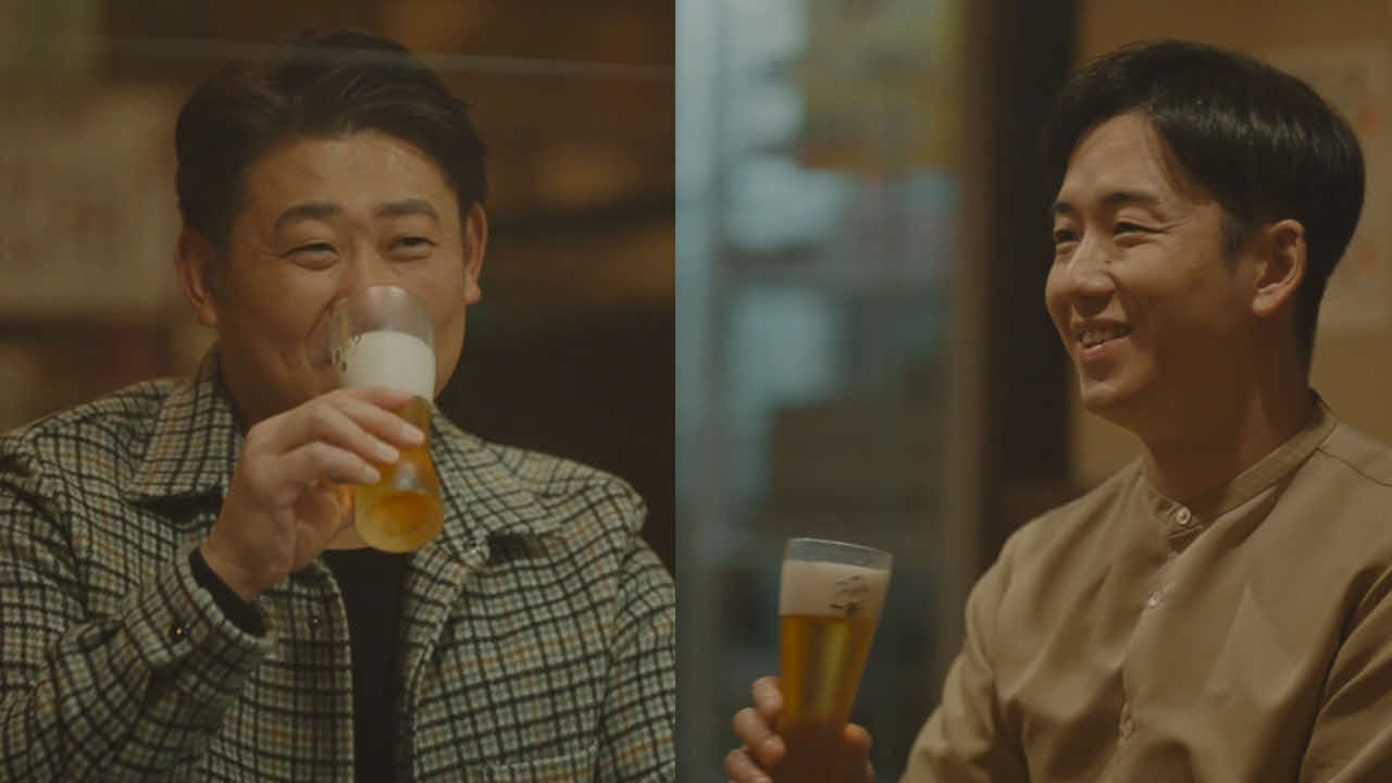 松坂大輔氏と斎藤佑樹氏（左から）がビールを飲みながら初めての対談を行った