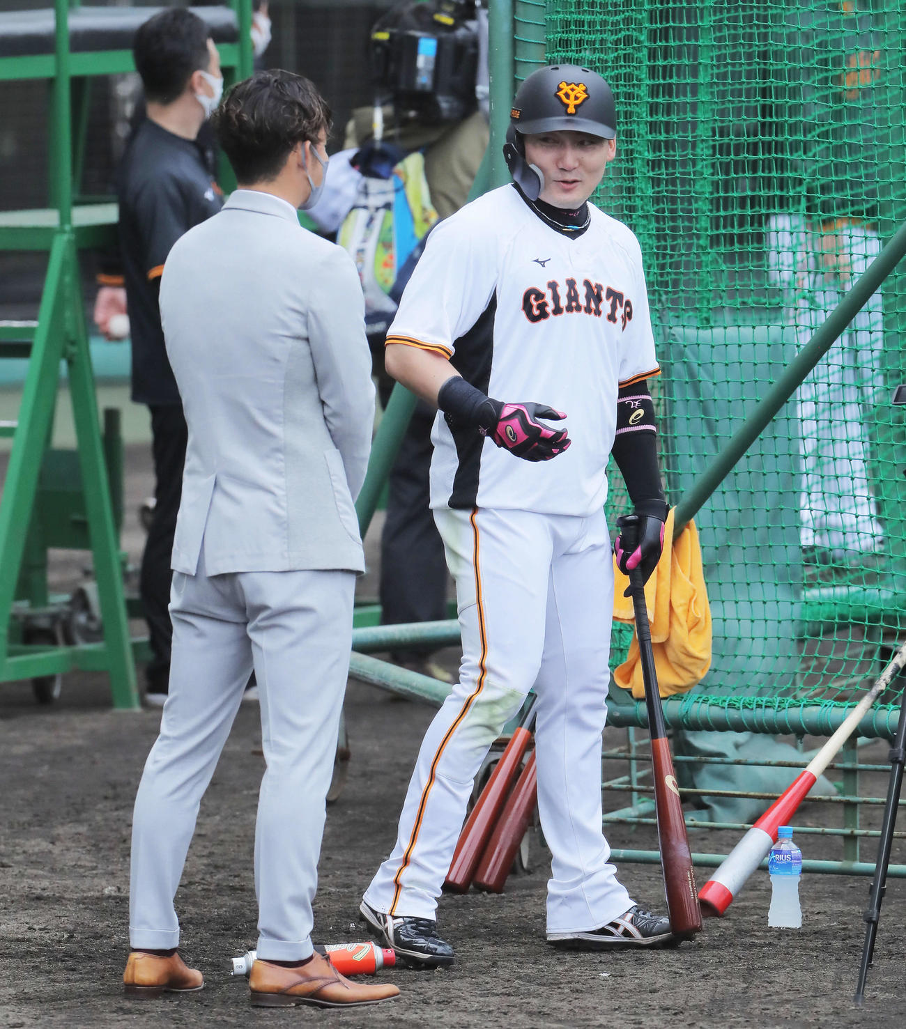 鳥谷氏（左）と言葉を交わす　巨人丸（撮影・河田真司）
