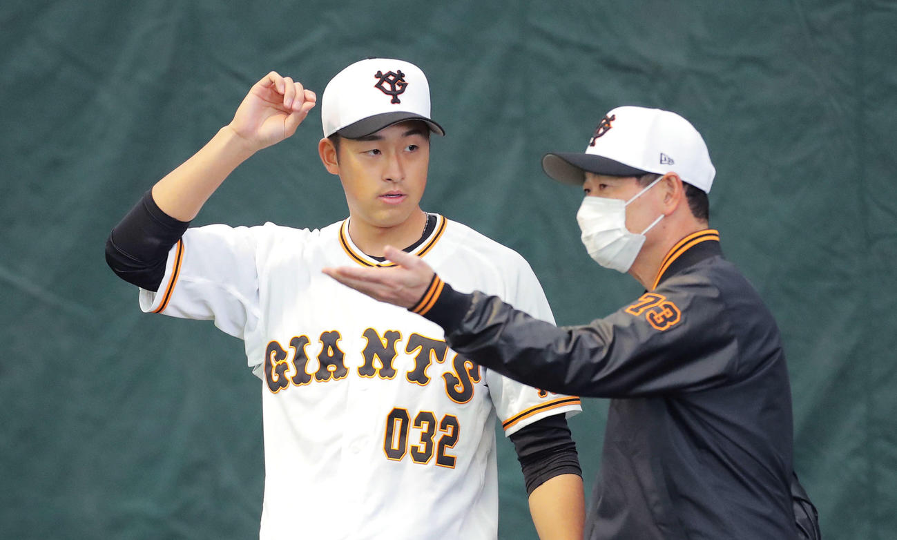 ブルペンで桑田投手チーフコーチ（右）と言葉を交わす巨人堀田（撮影・河田真司）