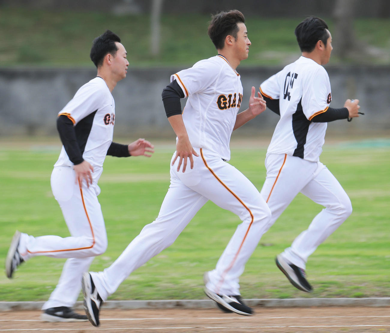 ダッシュする巨人堀田（中央）（撮影・河田真司）