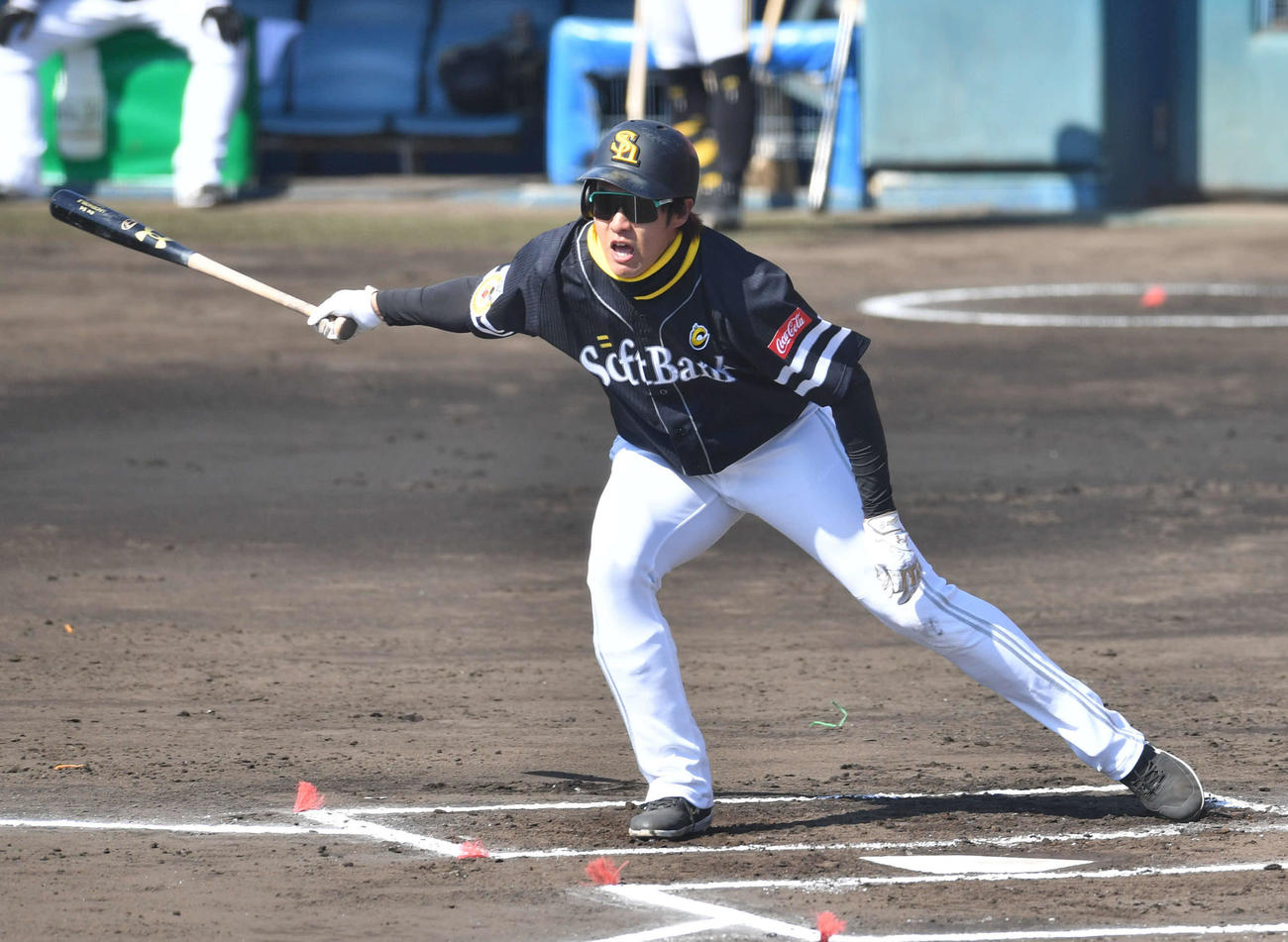 紅白戦　1回表紅組2死二塁、柳田は左翼線へ先制適時二塁打を放つ（撮影・岩下翔太）