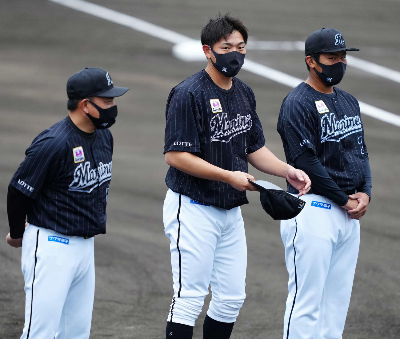 2次キャンプが行われる沖縄・糸満市西崎球場での歓迎セレモニーであいさつしたロッテ安田（中央）。左は井口監督、右は松川（撮影・江口和貴）