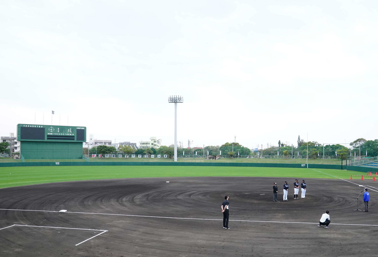 2次キャンプが行われる沖縄・糸満市西崎球場での歓迎セレモニーに臨むロッテ井口監督（後方左から2人目）ら（撮影・江口和貴）