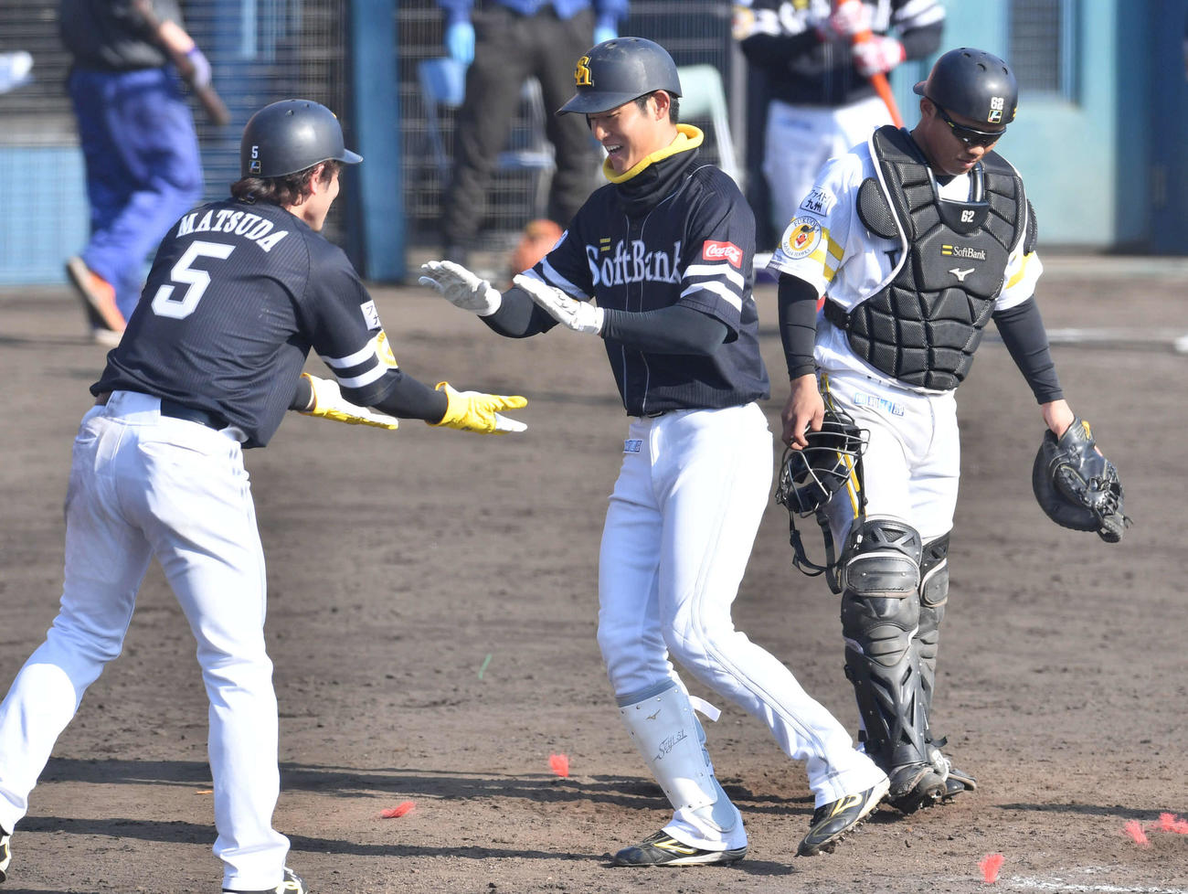 紅白戦　7回表紅組2死一、三塁、同点に追いつく中越え3点本塁打を放ち、松田（左）から迎えられて笑顔でハイタッチする上林（撮影・岩下翔太）