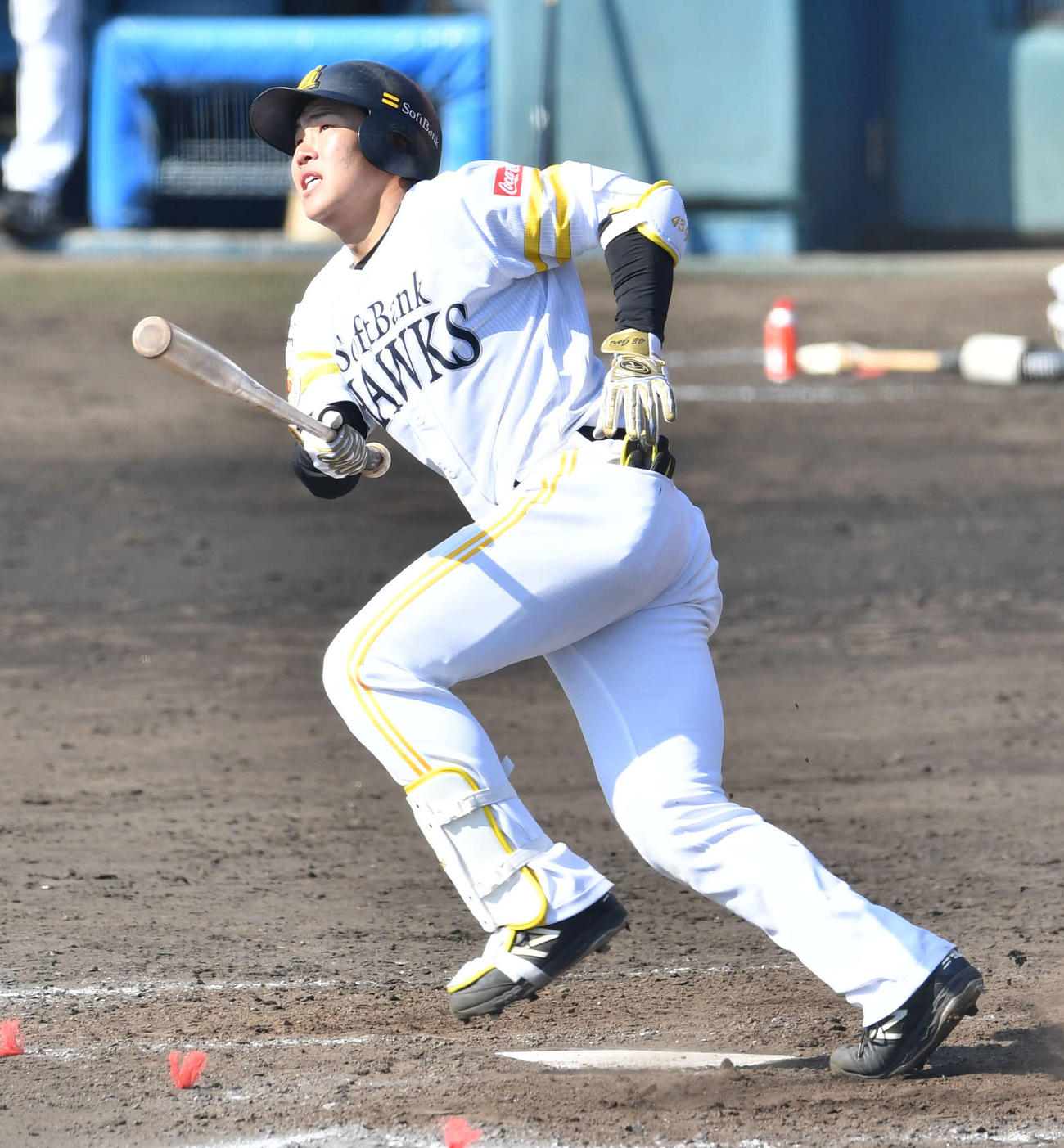 紅白戦　4回裏白組無死、井上は左越え三塁打を放つ（撮影・岩下翔太）