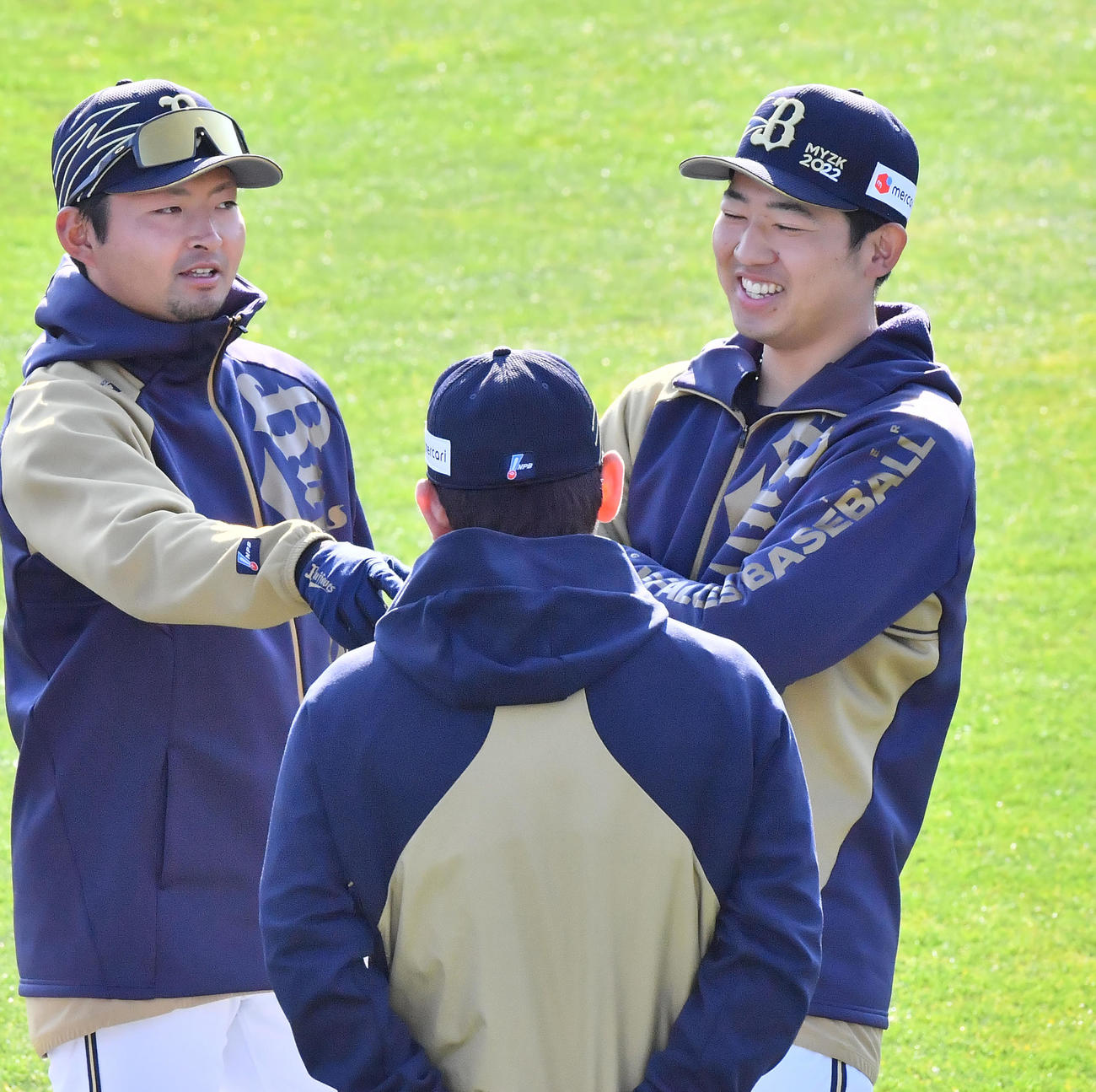 脇腹を痛めリタイアすることになった椋木（右奥）、左は小木田（撮影・和賀正仁）