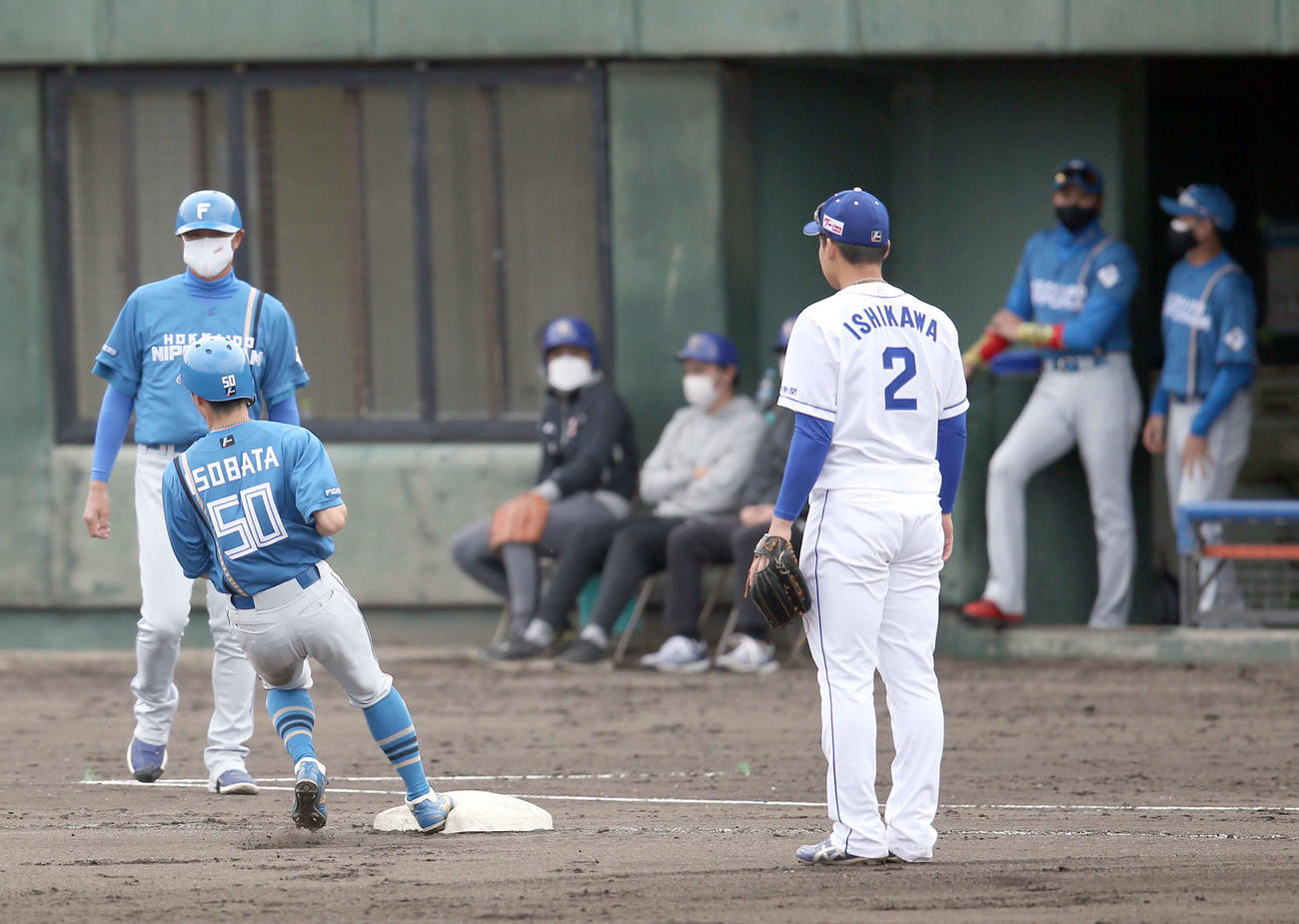 中日対日本ハム　6回表日本ハム無死一塁、三盗を決める五十幡。右奥は新庄監督（撮影・佐藤翔太）
