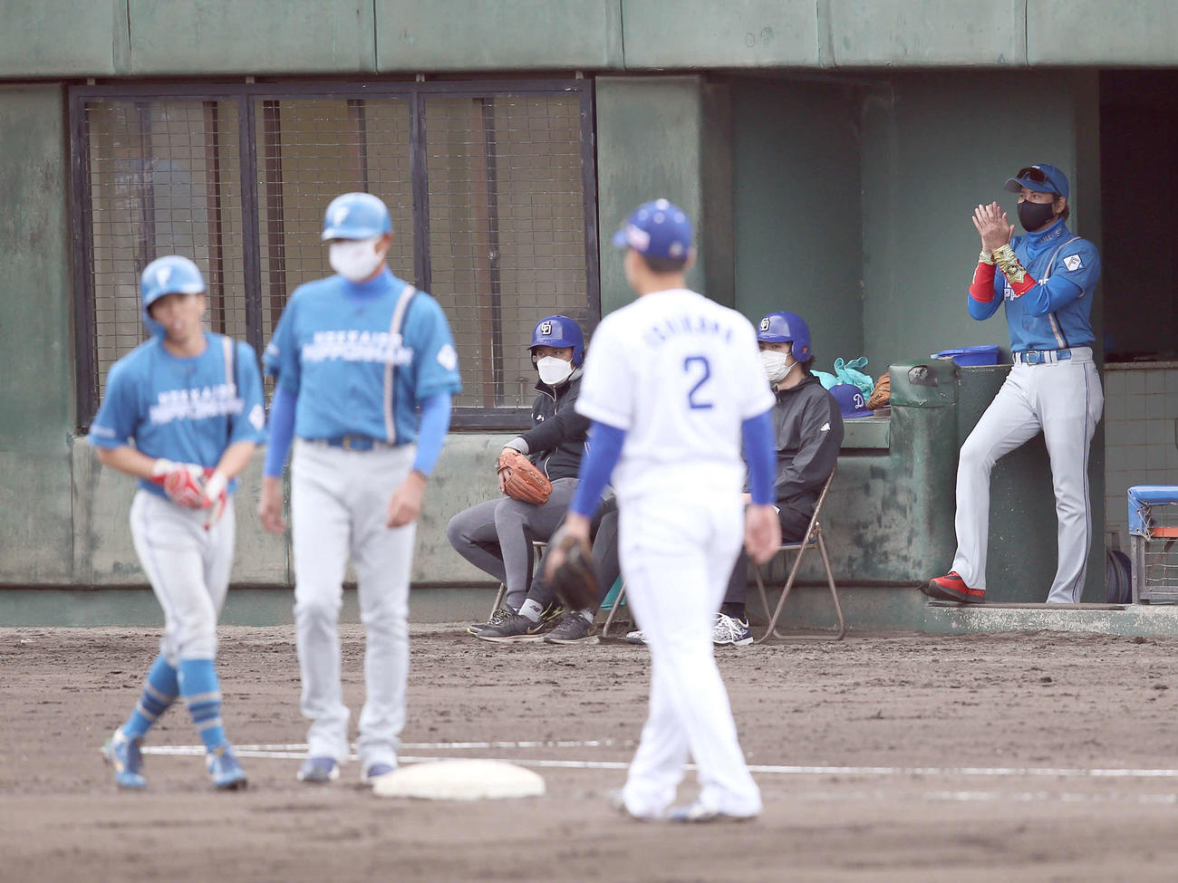 中日対日本ハム　6回表日本ハム無死一塁、三盗を決めた五十幡に拍手を送る新庄監督（撮影・佐藤翔太）