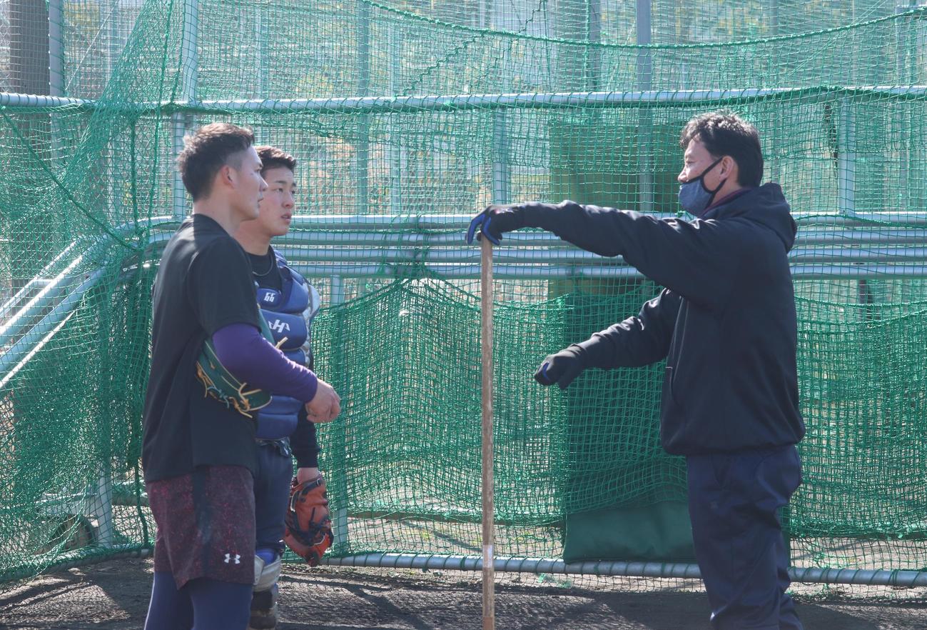 BC・神奈川の自主トレにて、日高（左端）の投球練習後、声をかける川村丈夫新監督（撮影・阿部泰斉）