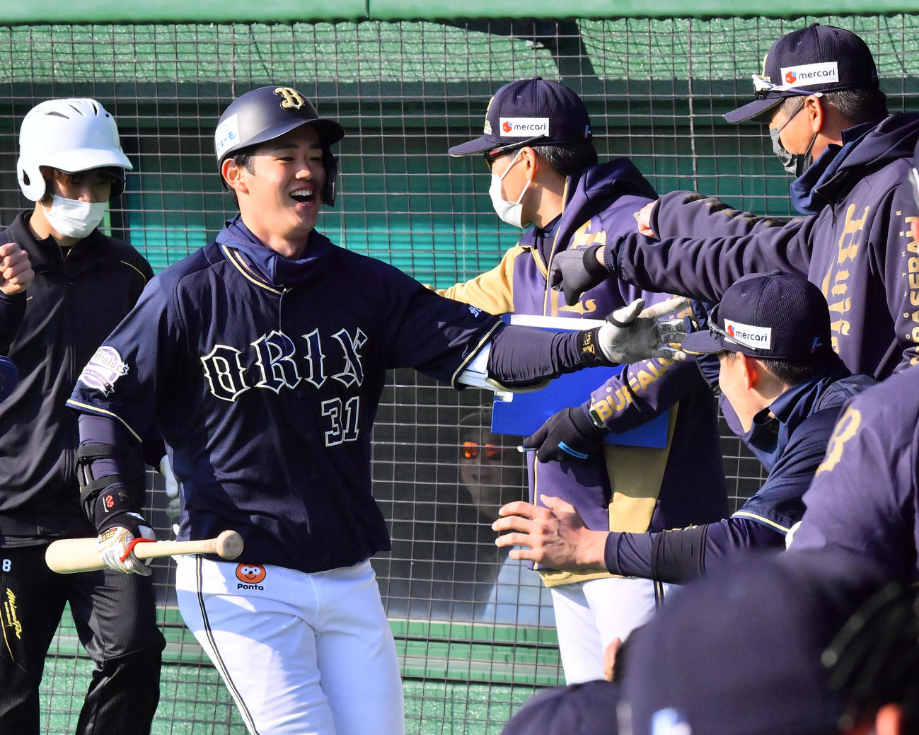 練習試合　巨人対オリックス　9回表オリックス1死一、二塁、左越えに3点本塁打を放った太田はナインに迎えられる（撮影・和賀正仁）