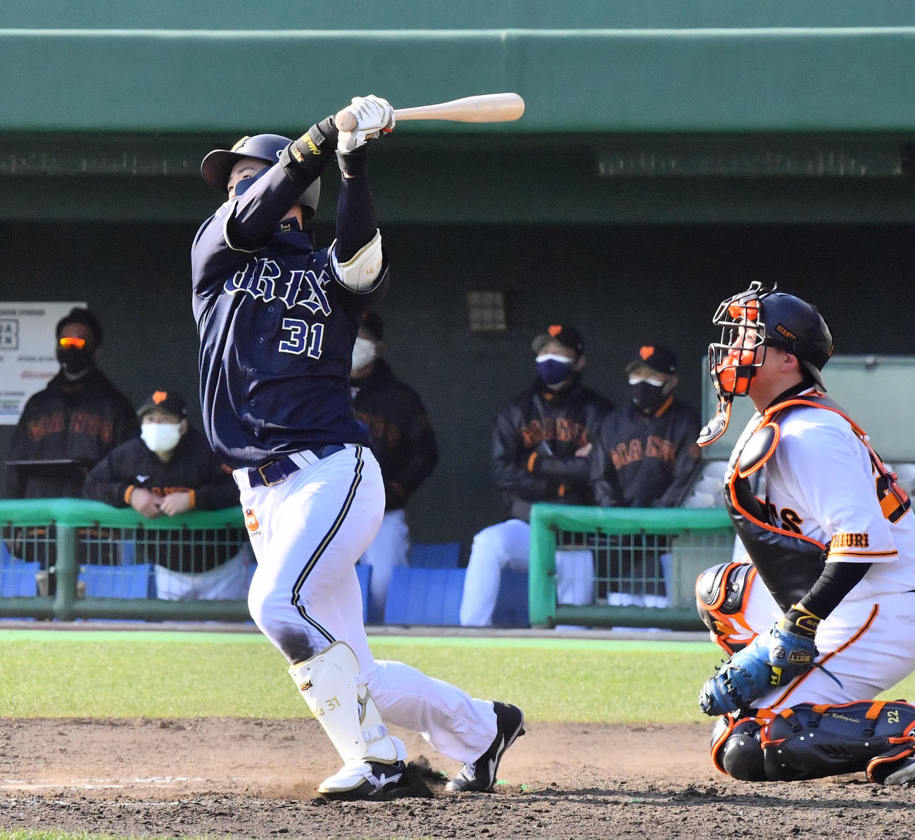 練習試合　巨人対オリックス　9回表オリックス1死一、二塁、左越えに3点本塁打を放つ太田（撮影・和賀正仁）