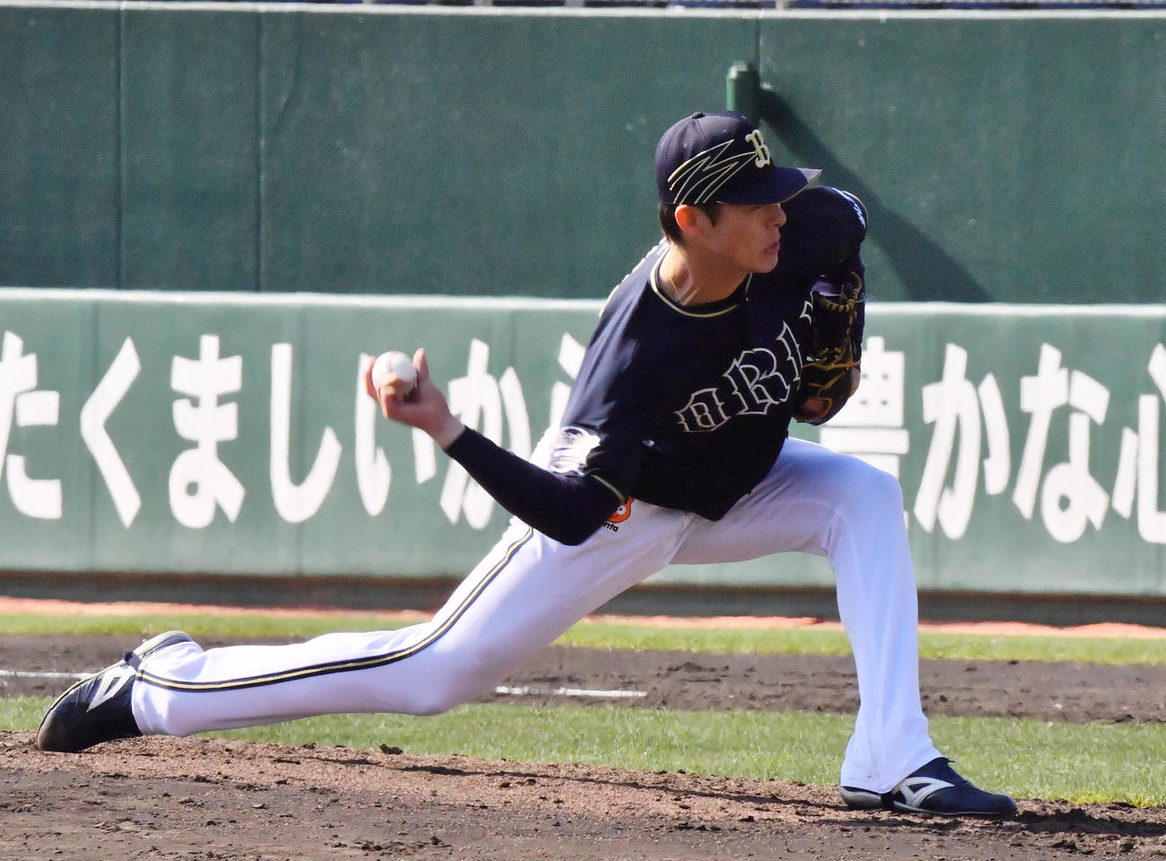 練習試合　巨人対オリックス　オリックス3番手で登板し三者三振に抑える中川颯（撮影・和賀正仁）