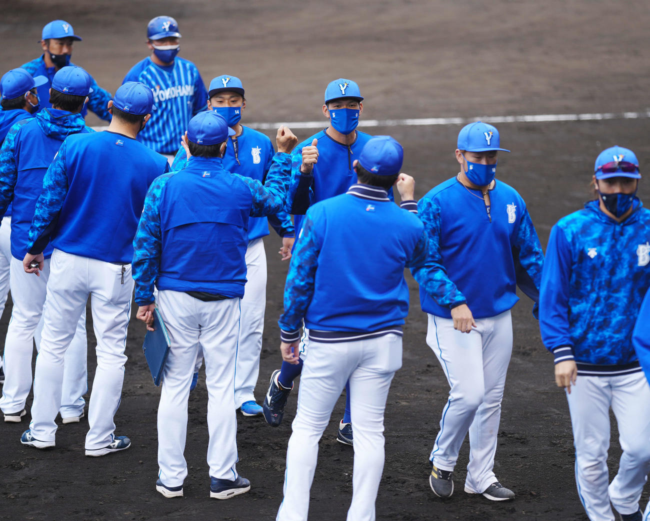 広島対DeNA　勝利のタッチをかわすDeNA大田（右から4人目）（撮影・江口和貴）