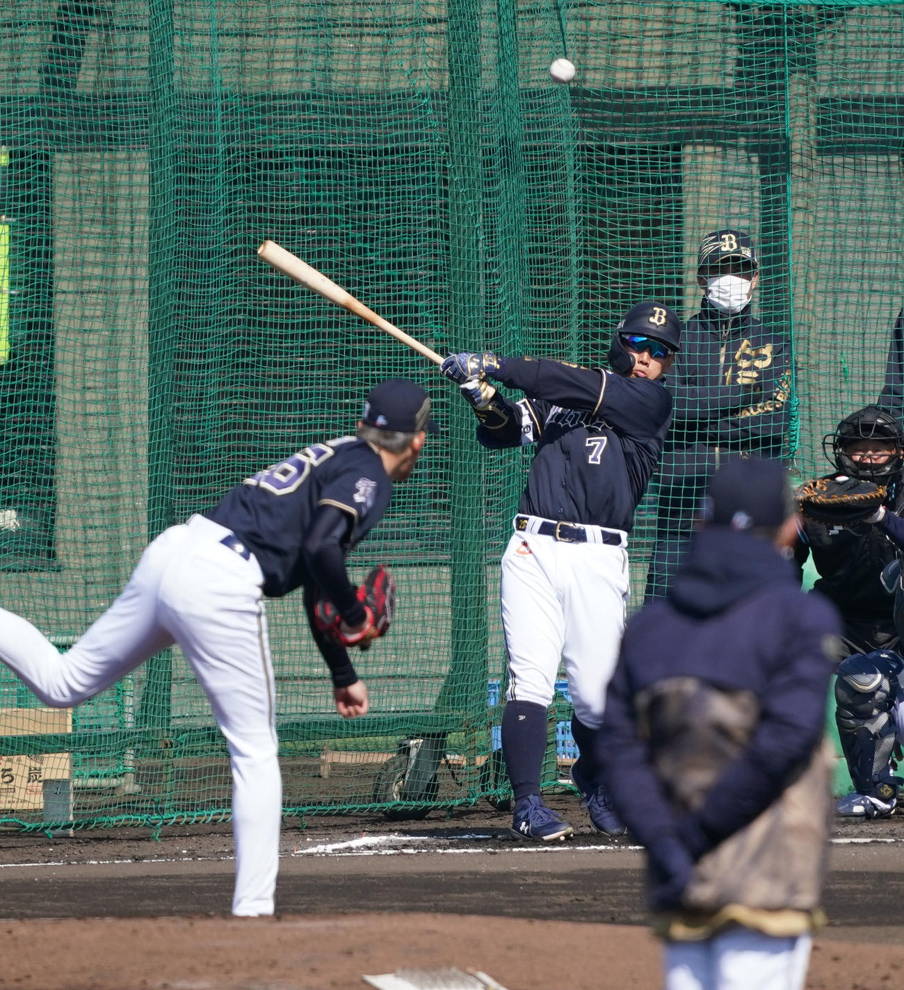 フリー打撃に登板したオリックス能見と対戦する吉田正（撮影・和賀正仁）