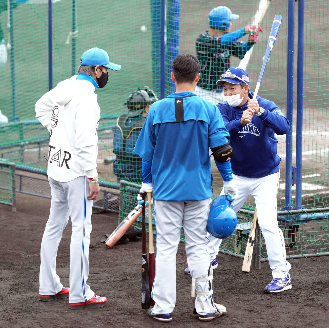 練習試合前、中日立浪監督（右）と日本ハム新庄監督（左）から打撃指導を受ける清宮（撮影・鈴木みどり）