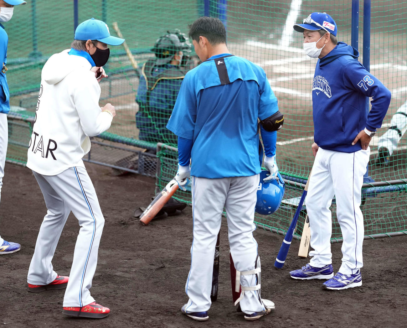 練習試合前、中日立浪監督（右）と日本ハム新庄監督（左）から打撃指導を受ける清宮（撮影・鈴木みどり）