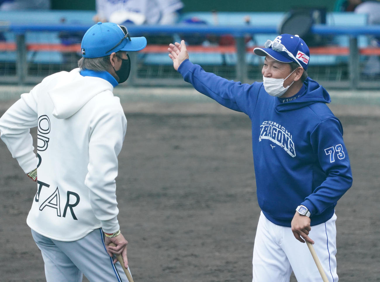 練習試合中日対日本ハム　試合前、中日・立浪監督と話す日本ハム・新庄監督（左）（撮影・森本幸一）