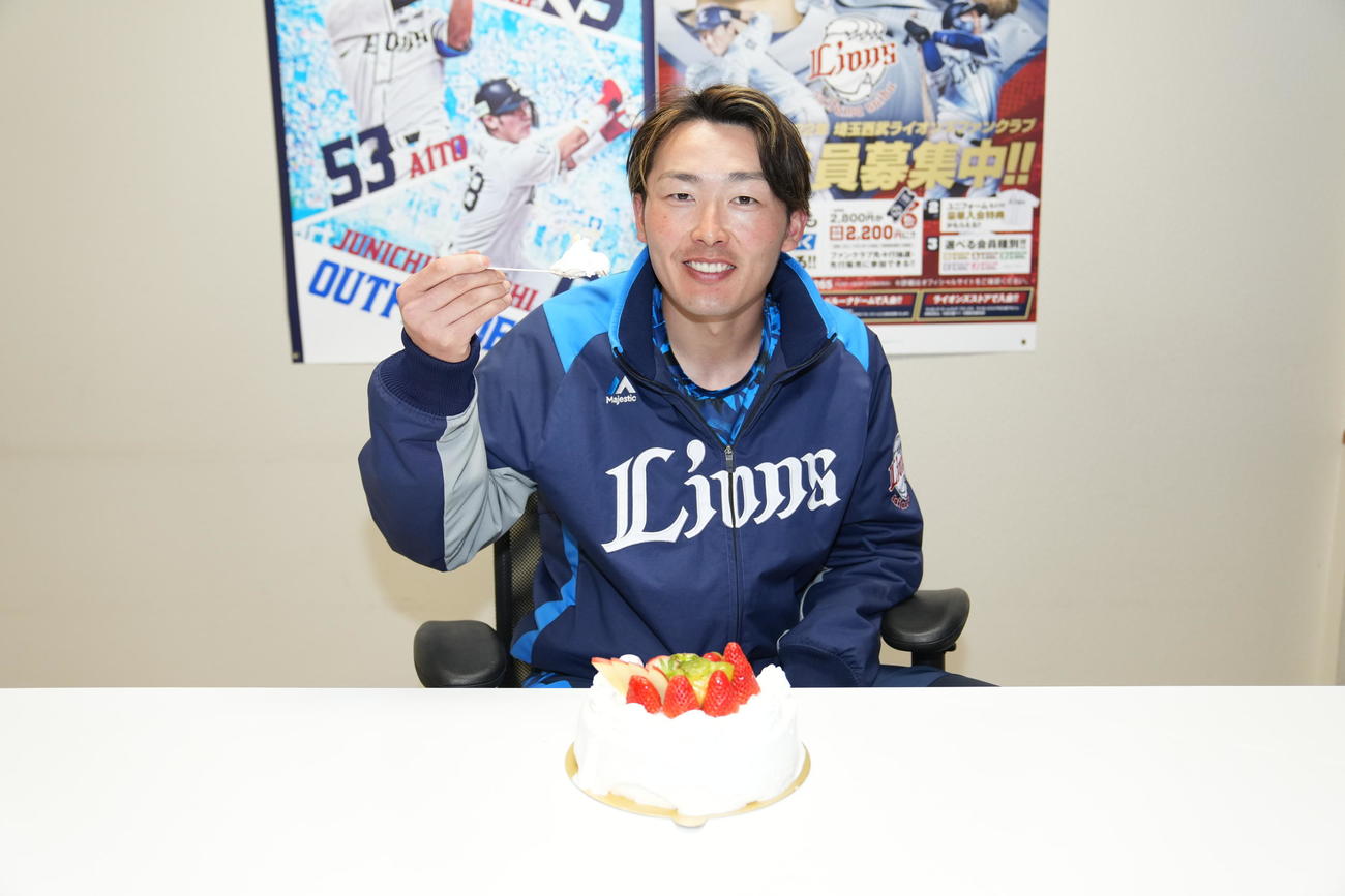 プレゼントされたバースデーケーキを笑顔で食べる西武源田’（球団提供）