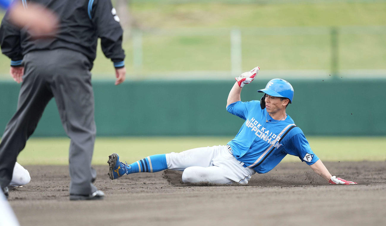 中日対日本ハム　6回表日本ハム無死一塁、二盗する代走五十幡（撮影・鈴木みどり）