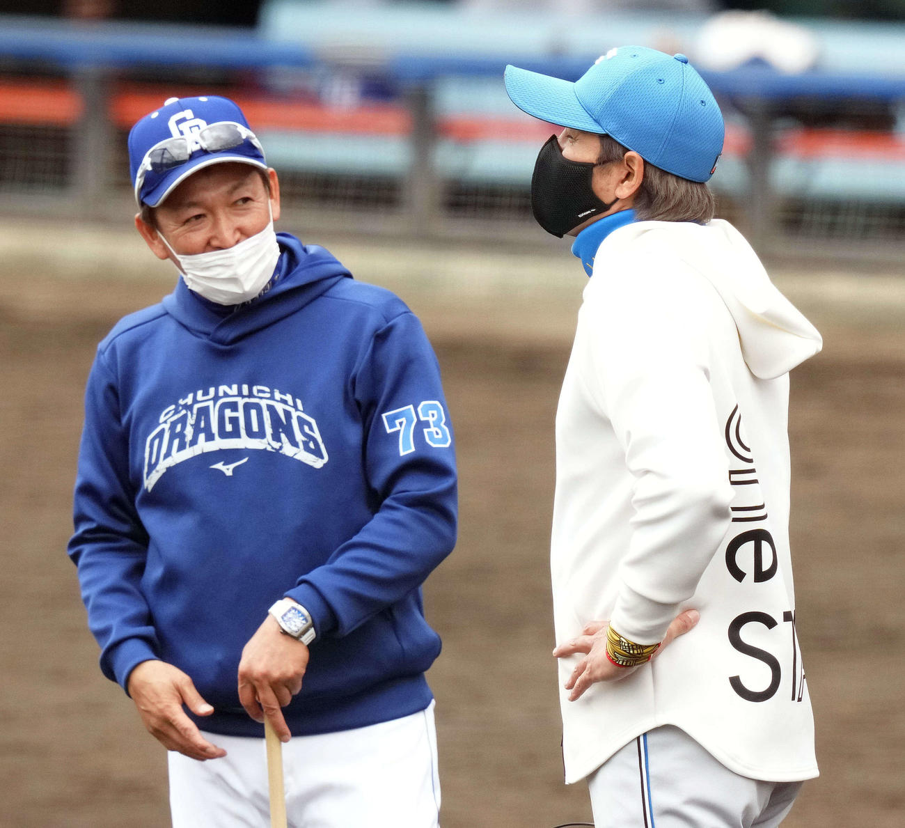 練習試合前、談笑する中日立浪監督（左）と日本ハム新庄監督（撮影・鈴木みどり）