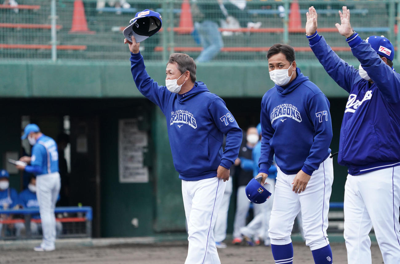中日対日本ハム　日本ハムに勝利しスタンドのファンの拍手に応える立浪監督（左）（撮影・森本幸一）