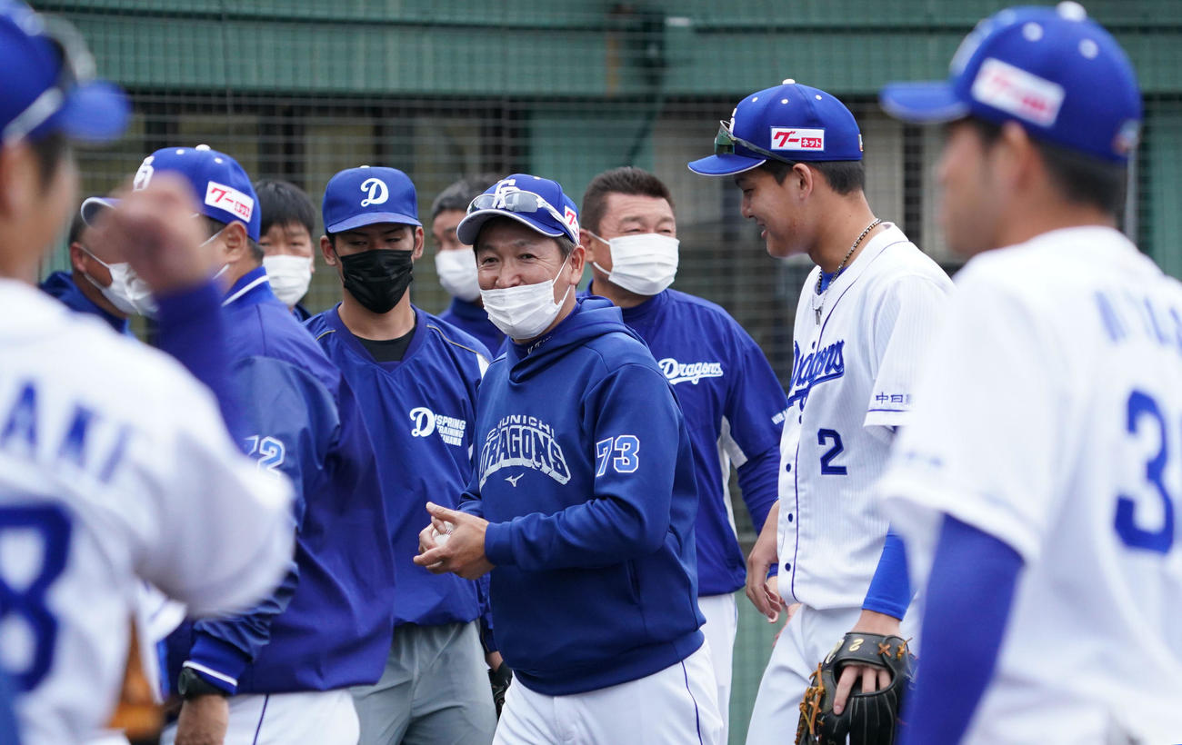 練習試合中日対日本ハム　試合終了、石川昂から勝利球を受け取り笑顔を見せる立浪監督（中央）（撮影・森本幸一）