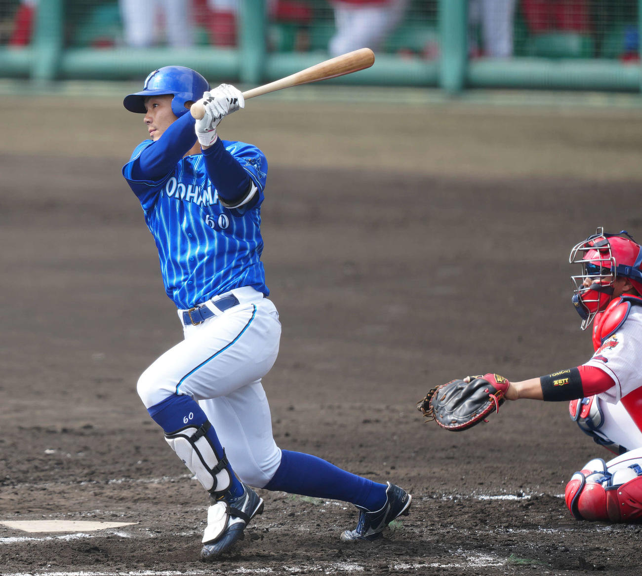 広島対DeNA 2回表DeNA1死三塁、中犠飛を放つ知野（撮影・江口和貴）