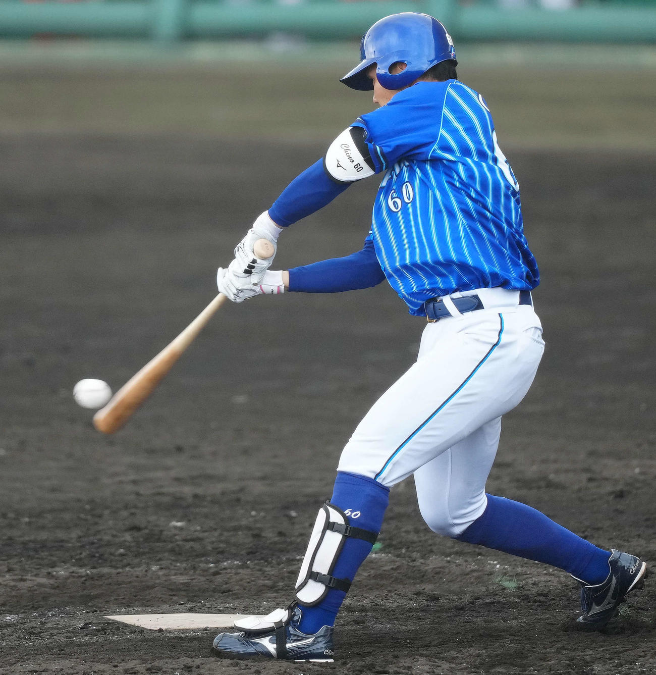 広島対DeNA 4回表DeNA1死三塁、中犠飛を放つ知野（撮影・江口和貴）