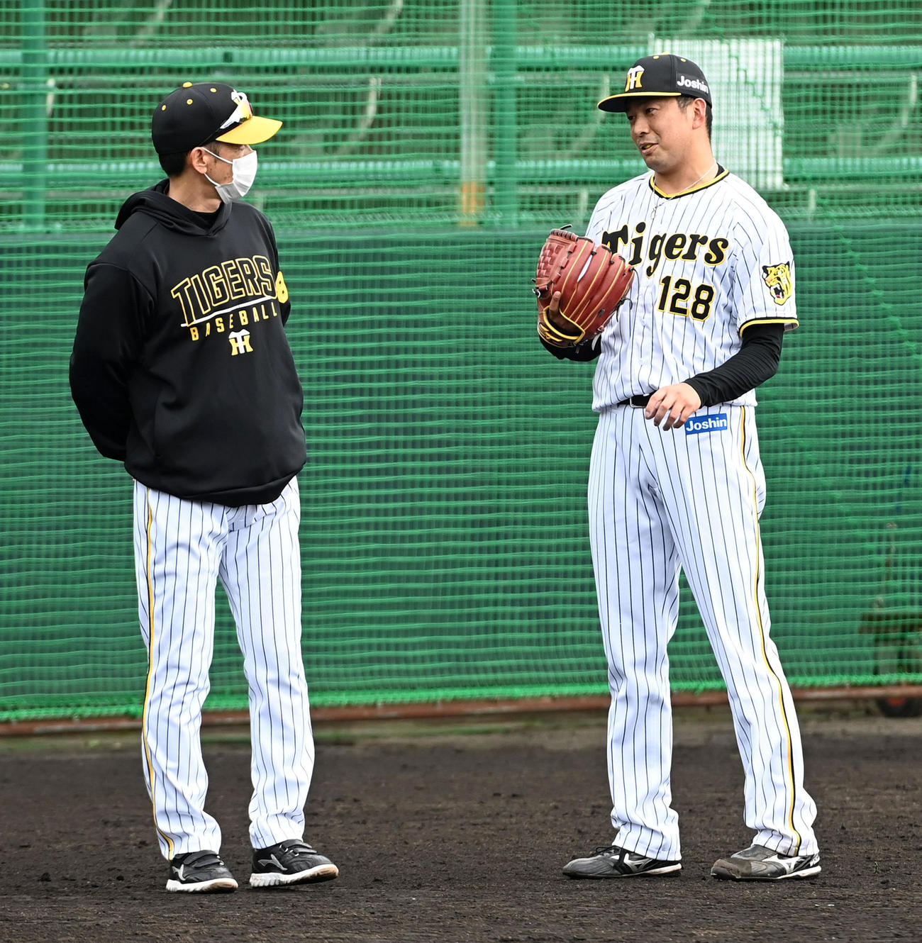 ケース打撃に登板した渡辺（右）と話す矢野監督（撮影・前岡正明）