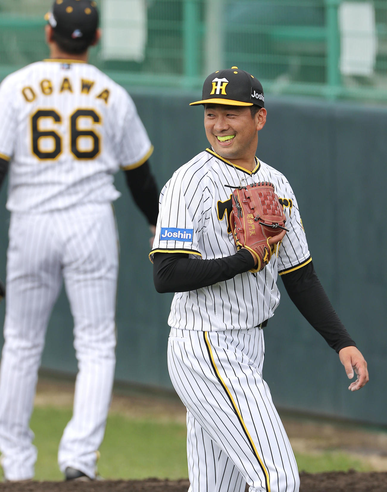 ケース打撃練習の登板を終え笑顔を見せる渡辺（撮影・上山淳一）