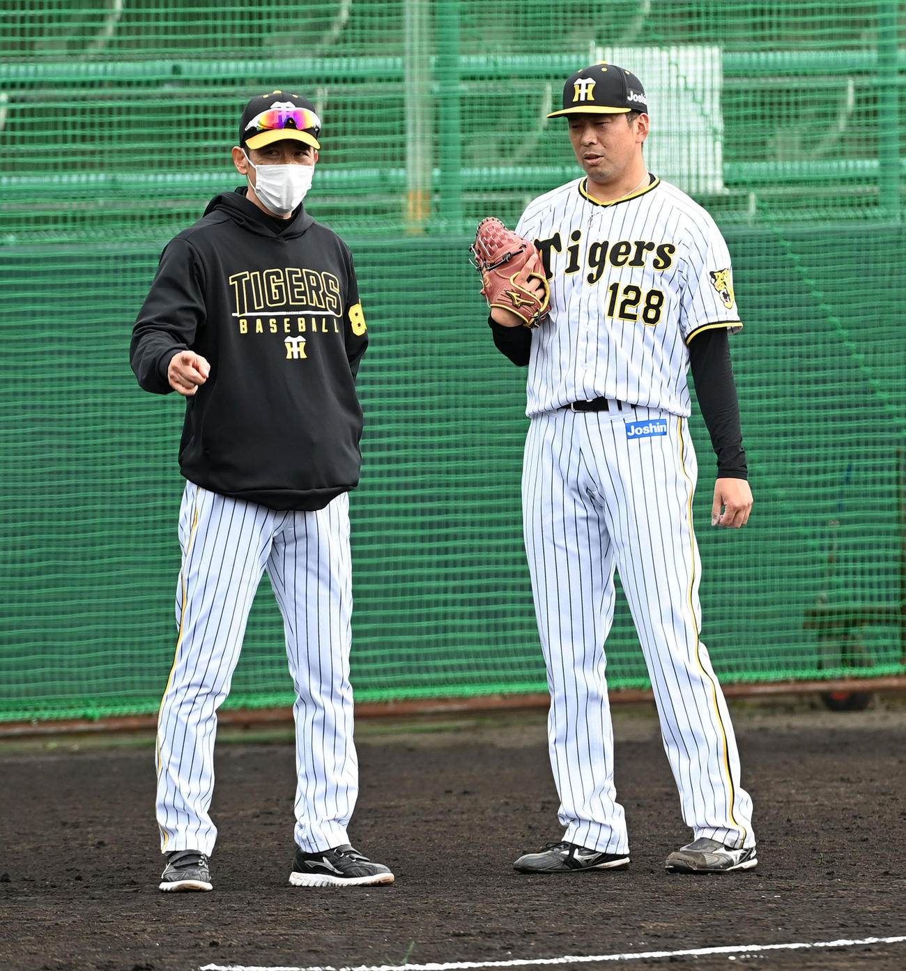 ケース打撃に登板した渡辺（右）と話す矢野監督（撮影・前岡正明）