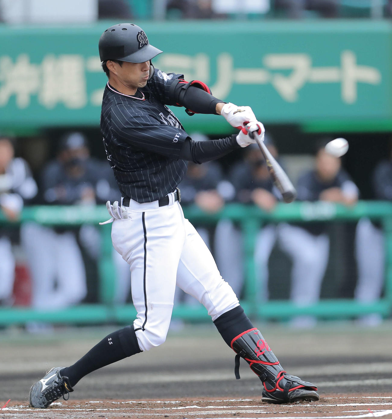 巨人対ロッテ　1回表ロッテ1死一塁、先制適時二塁打を放つロッテ岡（撮影・河田真司）