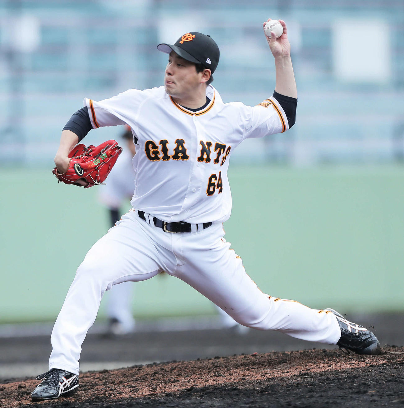 巨人対ロッテ　6回表、巨人4番手で登板する大江（撮影・河田真司）