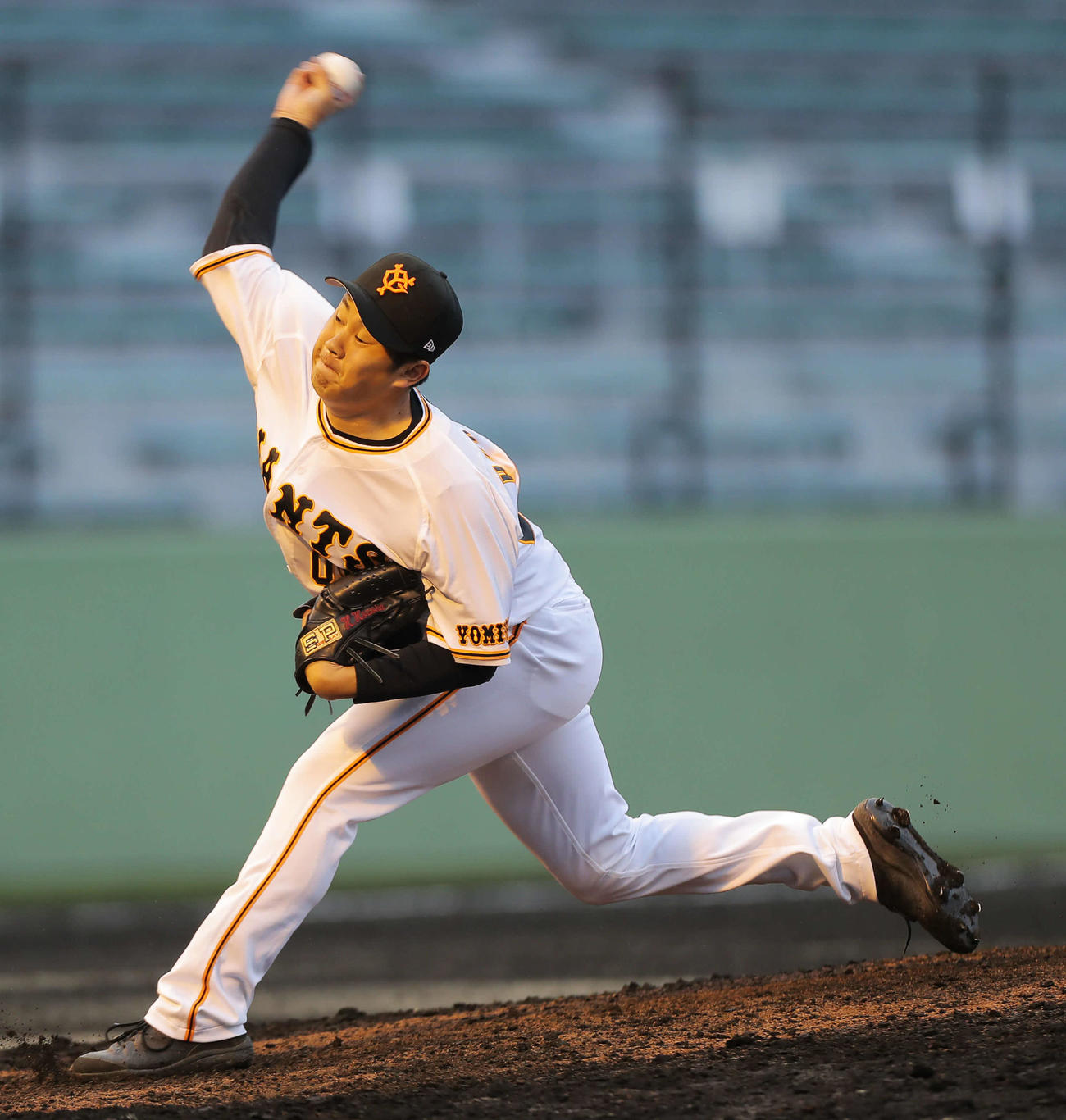 巨人対ロッテ　8回表、巨人6番手で登板する堀岡（撮影・河田真司）