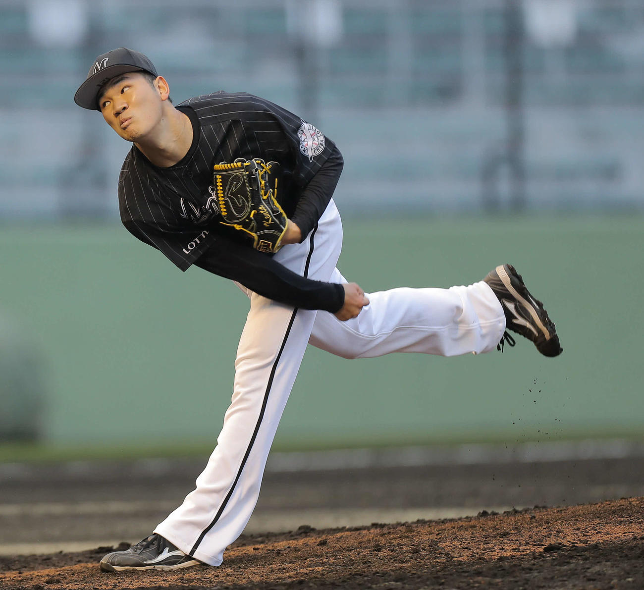 巨人対ロッテ　8回裏、ロッテ7番手で登板する小沼（撮影・河田真司）